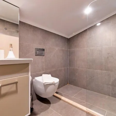 3 Bedroom - 8916 *