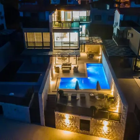 3 Bedroom With Private Pool דירה קלקן