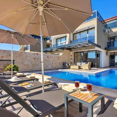 3 Bedroom With Private Pool קלקן